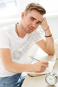 家 早安 男人在桌子边男生头发记事本发型食物警报衬衫早餐青年写作图片