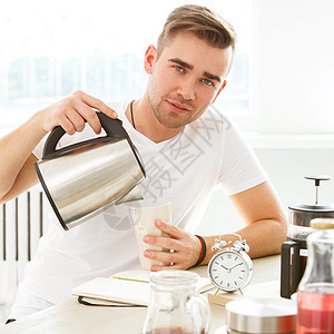 家 早安 男人在桌子边警报咖啡衬衫男生微笑房子厨房记事本头发早餐图片