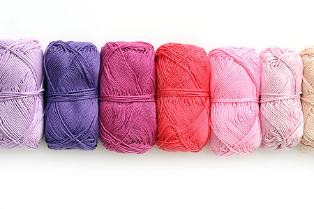 表格上的多彩线手工线程织物材料纺织品紫色白色爱好桌子工艺图片