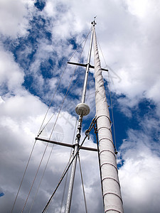 现代帆船的帆帆和桅杆运动爱好娱乐齿轮三角帆天空运输冒险阳光海洋图片