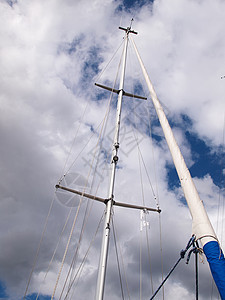 现代帆船的帆帆和桅杆海军奢华阳光蓝色运动雷达旅行海洋爱好三角帆图片