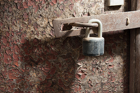 旧门锁风化棕色挂锁谷仓房子安全金属锁定闩锁木头图片