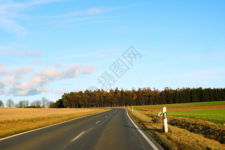 11月在Hunsrück的乡村公路图片