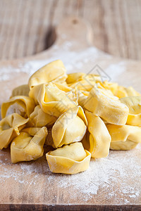 未烹饪的托尔特利尼意大利语蔬菜牛肉黄色面粉饮食食谱水平糖类美食图片