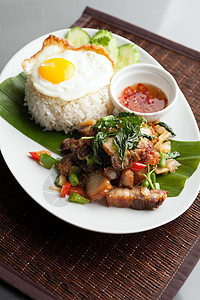 泰国烤猪肉和炸鸡蛋盘子午餐茉莉花辣椒食物美食味道胡椒间隙烹饪图片