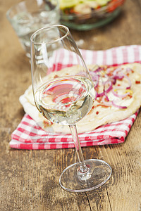 白葡萄酒和法国火烈酒食物烹饪洋葱沙拉文化火焰玻璃火炬乡村火腿图片