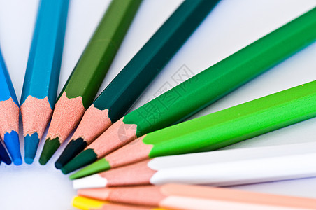 铅笔颜色黄色绘画彩虹教育蓝色学校黑色调色板蜡笔木头图片