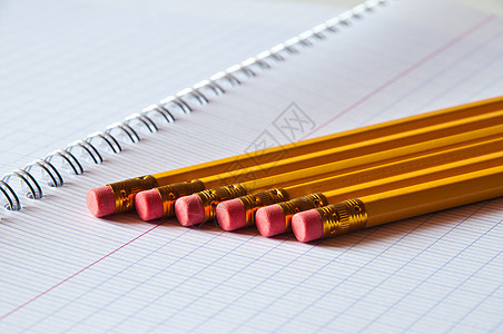 笔记本上的铅笔工具光谱调色板学校蜡笔棕色红色教育艺术黄色图片