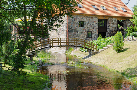 古砖园 在河上架有公园桥背景图片