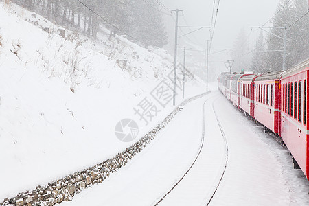 雪中火车铁路历史旅行爬坡季节性车皮季节运输遗产红色图片