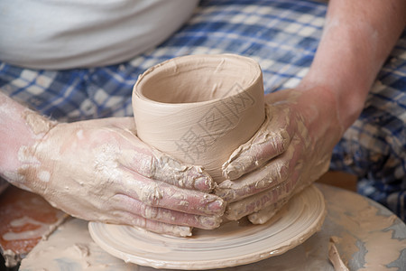 陶匠的手陶瓷杯子艺术制品制造业手工业水壶工作手工车轮图片