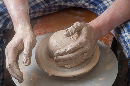 陶匠的手拇指模具车轮旋转艺术手工女士压力制品工艺图片
