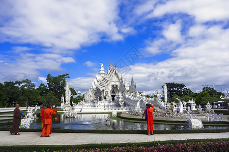 地震之后的白殿和佛教僧侣图片