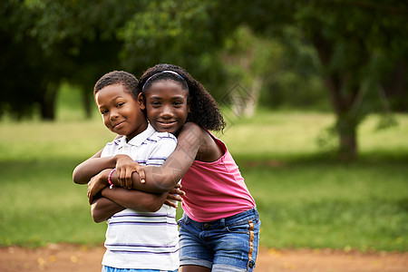 爱的非洲男童和女童抱抱图片