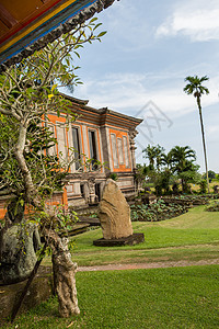 正式的巴厘花园中的圆形柱子雕塑遗产雕像公园园林树木绿化雕刻品神社旅行图片