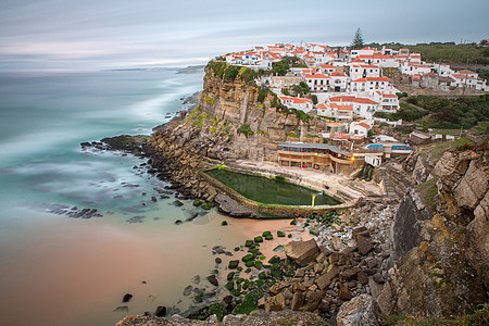 辛特拉葡萄牙的村海岸线岩石悬崖房屋海岸太阳海景波浪天空蓝色图片