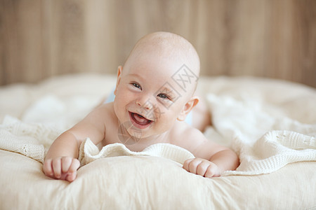 婴儿宝宝新生微笑女孩褐色男生毯子眼睛说谎工作室帽子图片