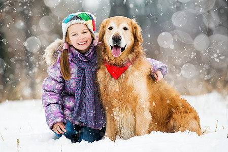 配有金色采金器的女孩孩子帽子家庭犬类动物季节雪花猎犬快乐童年图片