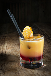排外鸡尾酒果汁酒吧黑色酒精茶点热带饮料黄色液体情调图片