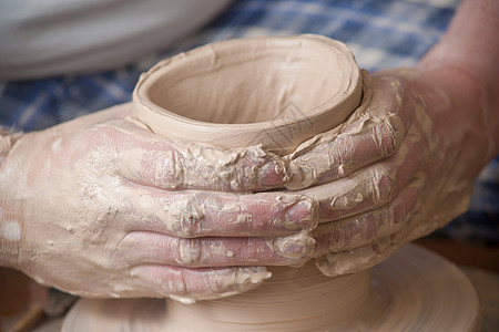 陶匠的手制品工作黏土专注车轮模具杯子作坊工艺陶瓷图片