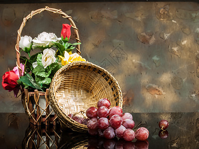 红葡萄食物绿色柳条白色盘子收获浆果茶点玻璃木头图片