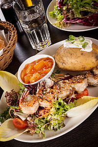 配有内生沙拉和夹皮土豆的大虾盐水烹饪盘子餐厅甲壳土豆对虾饮食食谱美食图片