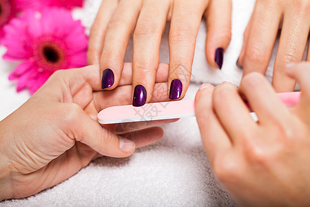 美容疗养院修指甲治疗液体沙龙温泉美容师身体手指按摩女士奢华图片