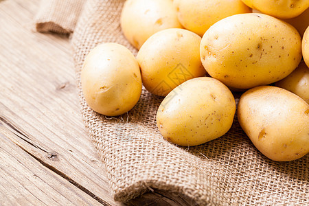 赫西安麻袋上新鲜土豆农场园艺桌子营养小土豆饮食健康解雇根菜农贸市场美食图片