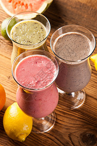 健康饮食 蛋白奶昔和水果福利养分饮料玻璃牛奶香蕉木头桌子食物酸奶图片