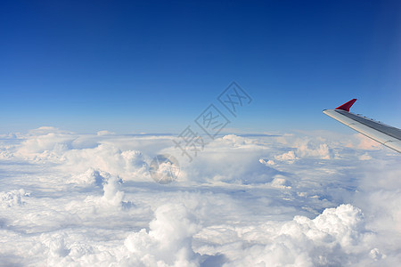 飞机机翼和云晴天航班天际天气蓝色地平线假期游客自然天线图片