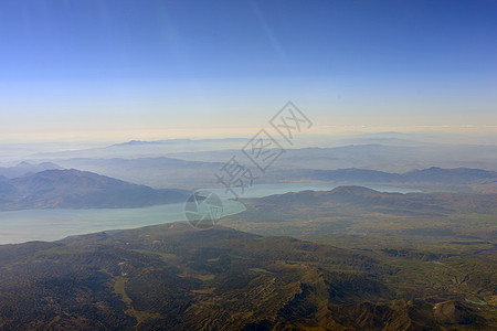 山区 河流和天空国家海岸树木石头公园旅游太阳河床环境森林图片