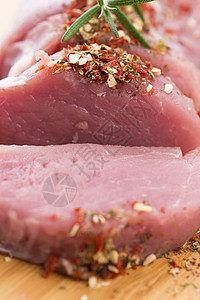 猪肉片石板猪肉胡椒粒午餐洋葱熟食绿色红色美食腰部图片