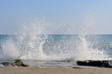海浪在沙滩上破碎泡沫海岸气泡太阳支撑海洋冲浪海岸线热带旅行图片