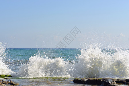 海浪在沙滩上破碎海岸支撑碰撞冲浪天空悬崖海洋气泡蓝色海滩图片