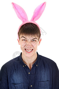 和小兔子耳朵的青少年模拟戏服白色野兔成人衬衫小伙子愤怒鬼脸青年图片
