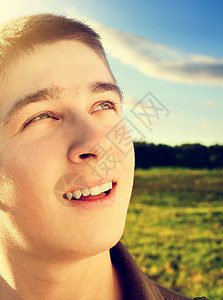 青年男子肖像天空青少年调子场地阳光地平线过滤幸福插图风景图片