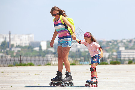 滚轮滑轮滑孩子享受青年滚筒闲暇女儿母亲女孩爱好图片