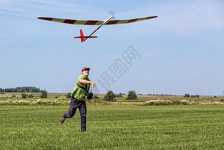 人射入天空 飞翔滑翔引擎翅膀航空飞机速度玩具发射收音机蓝色螺旋桨图片