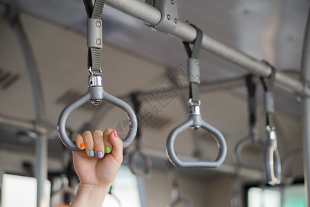 人们在火车上握着手柄交通通勤者旅行平衡男性民众车辆栏杆手指电车图片