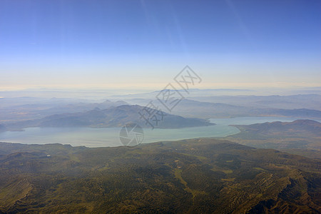 山区 河流和天空高地土地国家旅游旅行岩石河床环境蓝色阳光图片