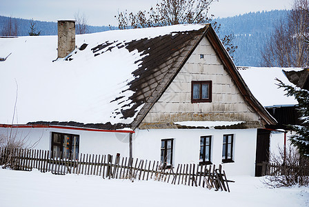 平间农村季节窗户烟囱房子建筑学背景图片