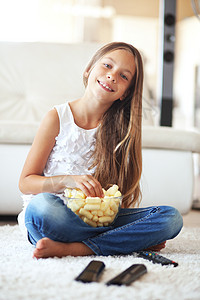 儿童看电视时间孩子享受女孩控制闲暇房间青春期糖果渠道图片