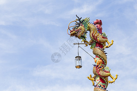 蓝天有云彩的中国龙雕塑装饰品雕像动物蓝色寺庙宗教节日文化传统图片
