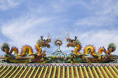 蓝天有云彩的中国龙节日装饰品金子天空动物艺术雕像灯泡传统雕塑图片