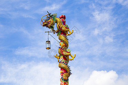 蓝天有云彩的中国龙寺庙艺术动物节日宗教传统蓝色装饰品文化金子图片