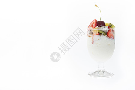 酸奶加新鲜水果沙拉 在顶部的葡萄酒杯和浆果绿色甜点热带健康食物饮食红色薄荷奇异果早餐图片