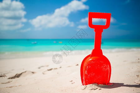 夏天孩子的沙滩玩具 在白沙中墙纸海洋旅行热带孩子们橙子海滩假期乐趣季节图片