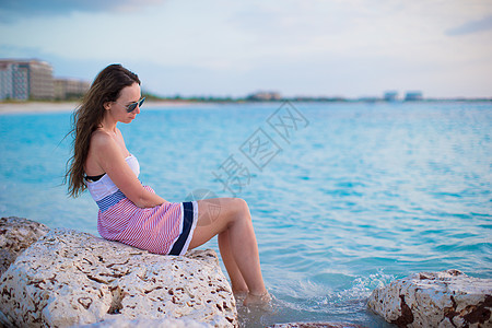 在白色热带沙滩度假的年轻女性青年妇女微笑假期海洋女孩女士自由亮度乐趣闲暇海岸图片