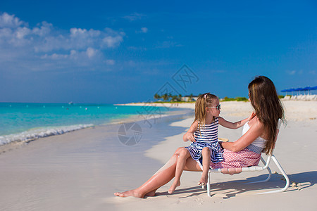 在热带海滩的年轻母亲和可爱的小女儿 在热带海滩父母海滨假期乐趣女性婴儿海洋孩子妈妈幸福图片