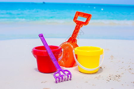 夏天孩子的海滩玩具 在白沙滩上季节旅游塑料童年海岸游客孩子们海洋橙子热带图片